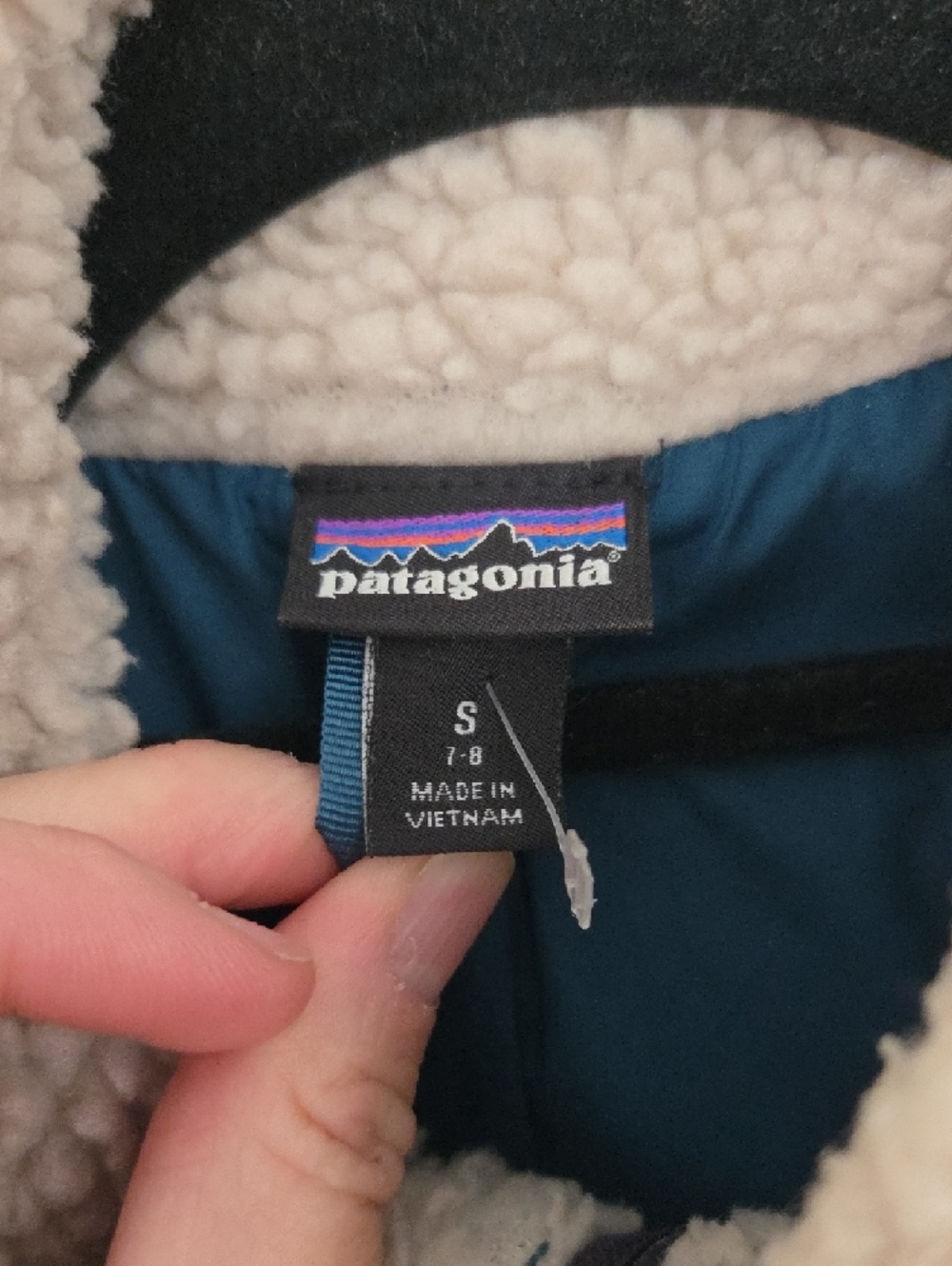 Patagonia Kids Cream Sherpa Vest with Purple Pockets - Picture 5 of 6